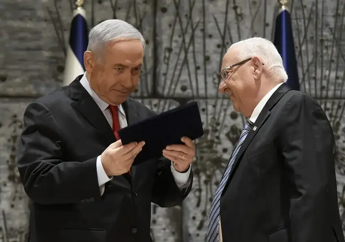 נשיא המדינה,ראובן (רובי) ריבלן וראש הממשלה, בנימין נתניהו במהלך הכרזתו של הנשיא על הרכבת הממשלה על בנימין נתניהו 17 באפריל 2019 (ראובן קסטרו) נשיא המדינה,ראובן (רובי) ריבלן וראש הממשלה, בנימין נתניהו במהלך הכרזתו של הנשיא על הרכבת הממשלה על בנימין נתניהו 17 באפריל 2019 (ראובן קסטרו)