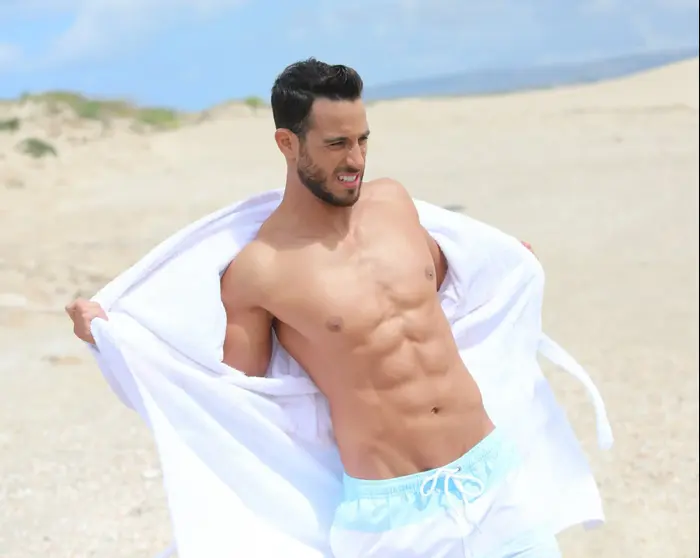 אייל ברקובר מצטלם לרנואר (רפי דלויה) אייל ברקובר מצטלם לרנואר (רפי דלויה)