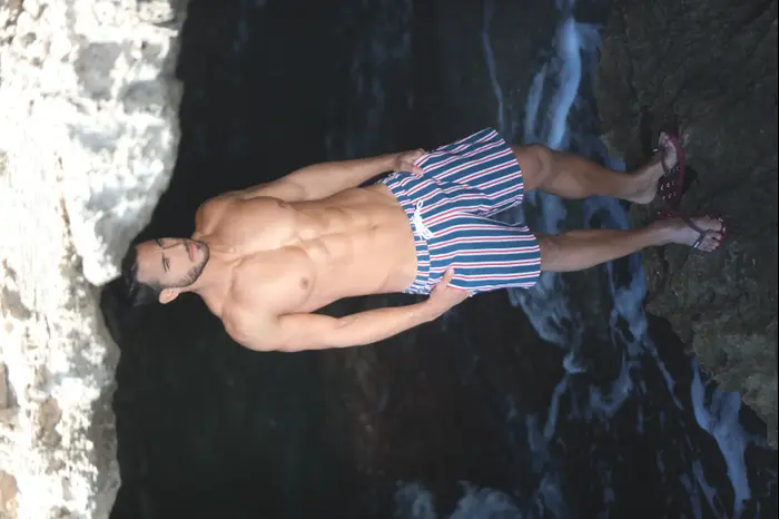 אייל ברקובר מצטלם לרנואר (רפי דלויה) אייל ברקובר מצטלם לרנואר (רפי דלויה)