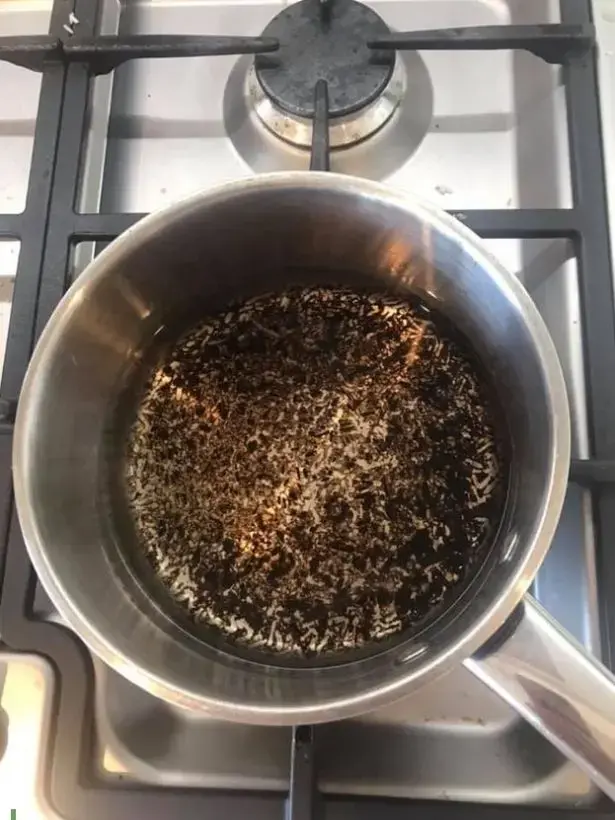 אורז נדבק לסיר (צילום מסך , פייסבוק, Mums Who Clean) אורז נדבק לסיר (צילום מסך , פייסבוק, Mums Who Clean)