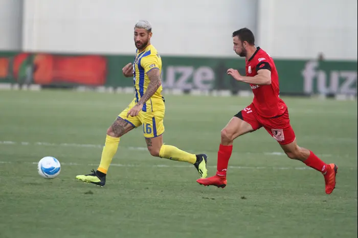 שחקן הפועל חדרה, עמית כהן, מול שחקן מכבי תל אביב, אלירן עטר (שלומי גבאי) שחקן הפועל חדרה, עמית כהן, מול שחקן מכבי תל אביב, אלירן עטר (שלומי גבאי)