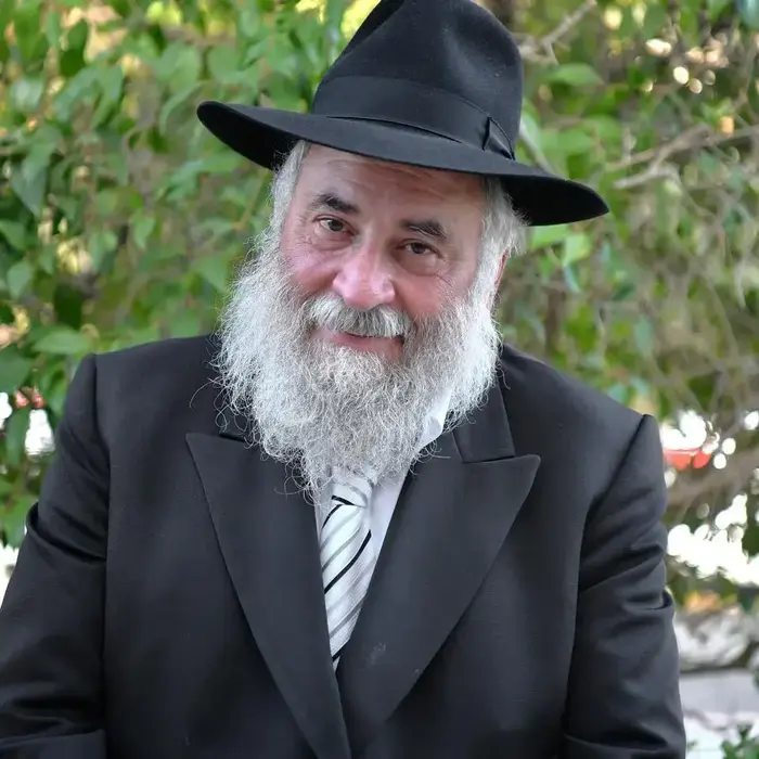 רבי ישראל גולדשטיין שנפגע בבית הכנסת חב"ד בקליפורניה, 28 באפריל 2019 (ללא שם , מתוך פייסבוק) רבי ישראל גולדשטיין שנפגע בבית הכנסת חב"ד בקליפורניה, 28 באפריל 2019 (ללא שם , מתוך פייסבוק)