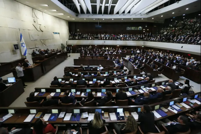 אייטם טריוויה של יקי אדמקר
מליאת הכנסת (אתר רשמי , יצחק הררי דוברות הכנסת.) אייטם טריוויה של יקי אדמקר
מליאת הכנסת (אתר רשמי , יצחק הררי דוברות הכנסת.)