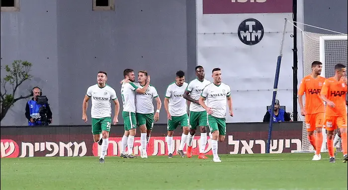 שחקני מכבי חיפה חוגגים עם ירדן שועה (קובי אליהו) שחקני מכבי חיפה חוגגים עם ירדן שועה (קובי אליהו)