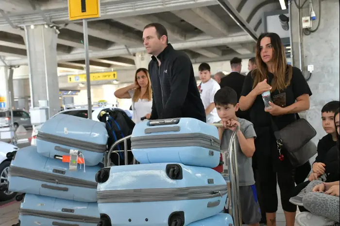 אופירה אסייג עם גילי מנקין והמשפחה בנתב"ג (מערכת וואלה! NEWS , שלומי צ'יקונה) אופירה אסייג עם גילי מנקין והמשפחה בנתב"ג (מערכת וואלה! NEWS , שלומי צ'יקונה)
