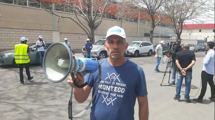 דוד סבח, עובד מפעל חרסה בבאר שבע בהפגנה נגד סגירתו, 30 באפריל 2019 (ללא שם) דוד סבח, עובד מפעל חרסה בבאר שבע בהפגנה נגד סגירתו, 30 באפריל 2019 (ללא שם)