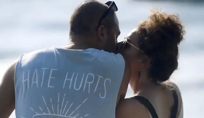 דודו וצוקית מתנשקים (צילום מסך , מתוך חתונה ממבט ראשון, ערוץ 12) דודו וצוקית מתנשקים (צילום מסך , מתוך חתונה ממבט ראשון, ערוץ 12)