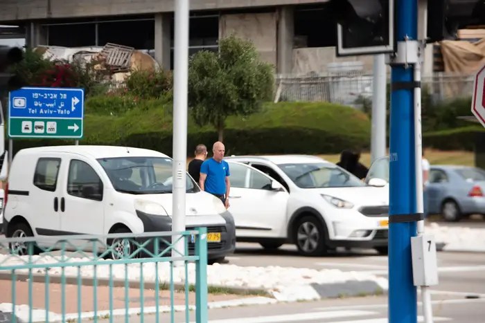 אנשים עומדים בצפירה ביבנה (ניב אהרונסון) אנשים עומדים בצפירה ביבנה (ניב אהרונסון)