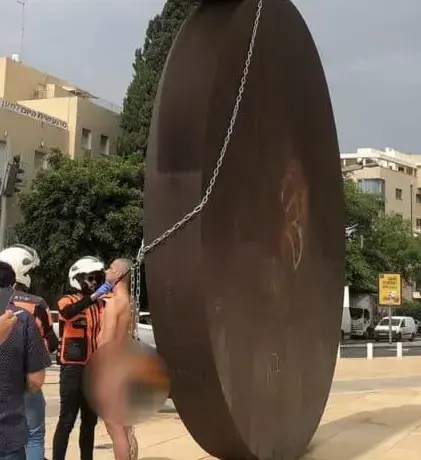 אריאל ברונז מחאה יום השואה פסל קדישמן כיכר הבימה (יח"צ) אריאל ברונז מחאה יום השואה פסל קדישמן כיכר הבימה (יח"צ)
