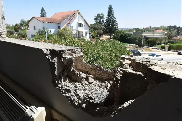 נזקי פגיעת הרקטה בבית בחוף אשקלון 5 במאי 2019 (ראובן קסטרו) נזקי פגיעת הרקטה בבית בחוף אשקלון 5 במאי 2019 (ראובן קסטרו)