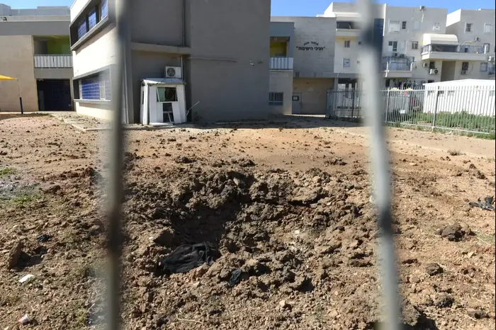 זירת פגיעת הרקטה בקריית גת 4 במאי 2019 (ראובן קסטרו) זירת פגיעת הרקטה בקריית גת 4 במאי 2019 (ראובן קסטרו)