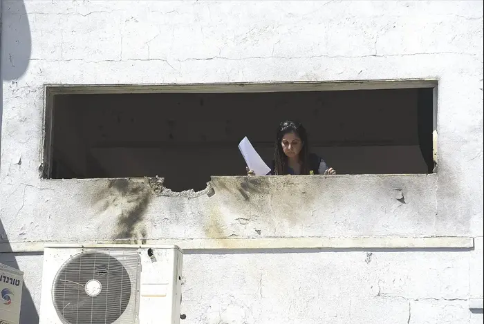 נזקי פגיעת הרקטה בחוף אשקלון 4 במאי 2019 (ראובן קסטרו) נזקי פגיעת הרקטה בחוף אשקלון 4 במאי 2019 (ראובן קסטרו)