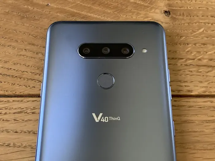 מערך צילום אחורי LG V40 (מערכת וואלה! NEWS , מייקי לוי) מערך צילום אחורי LG V40 (מערכת וואלה! NEWS , מייקי לוי)