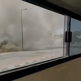 פיצוץ הטיל ליד האוטובוס בחוף אשקלון (עיבוד תמונה) פיצוץ הטיל ליד האוטובוס בחוף אשקלון (עיבוד תמונה)