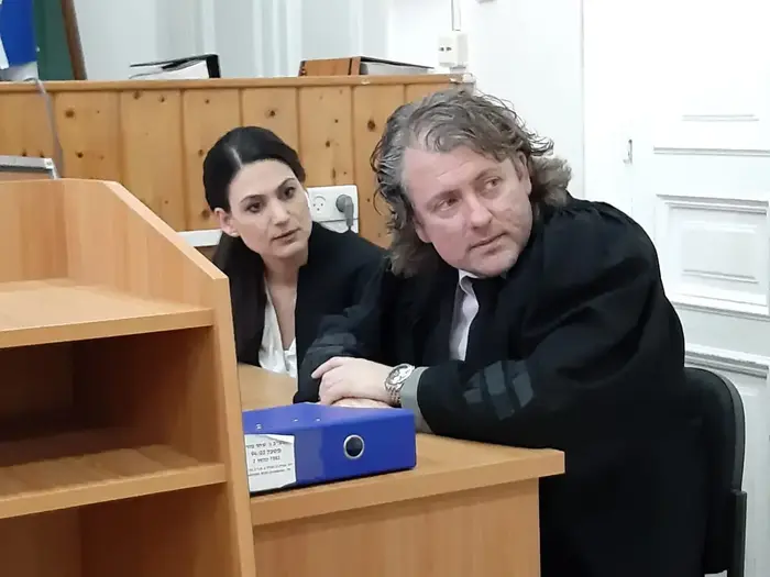 עו"ד אודליה ולירון קרדונר המייצגים את שחר מזרחי בבית המשפט הצבאי ביפו ב-5 במאי 2019 (אתר רשמי , אור רביד) עו"ד אודליה ולירון קרדונר המייצגים את שחר מזרחי בבית המשפט הצבאי ביפו ב-5 במאי 2019 (אתר רשמי , אור רביד)