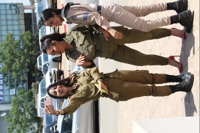 אביבית בר זוהר מחלקת אוכל לחיילים במדים (ניר פקין) אביבית בר זוהר מחלקת אוכל לחיילים במדים (ניר פקין)