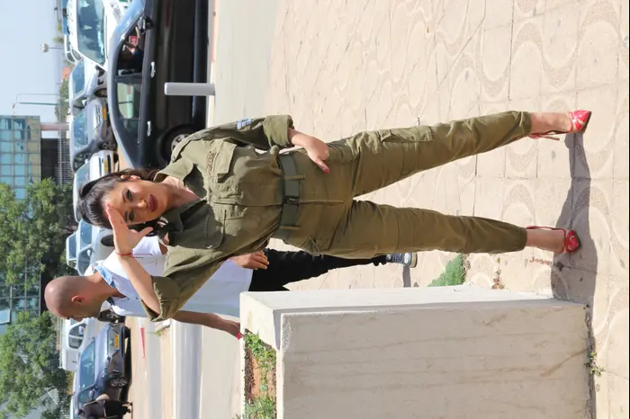 אביבית בר זוהר מחלקת אוכל לחיילים במדים (ניר פקין) אביבית בר זוהר מחלקת אוכל לחיילים במדים (ניר פקין)