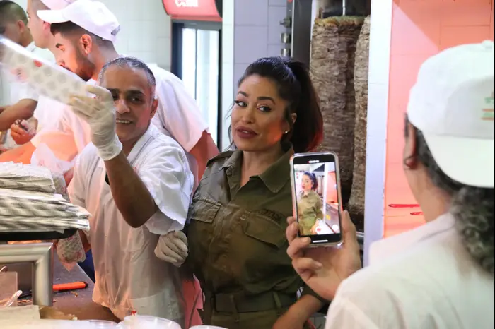 אביבית בר זוהר מחלקת אוכל לחיילים במדים (ניר פקין) אביבית בר זוהר מחלקת אוכל לחיילים במדים (ניר פקין)