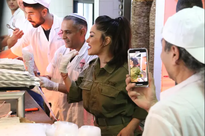 אביבית בר זוהר מחלקת אוכל לחיילים במדים (ניר פקין) אביבית בר זוהר מחלקת אוכל לחיילים במדים (ניר פקין)