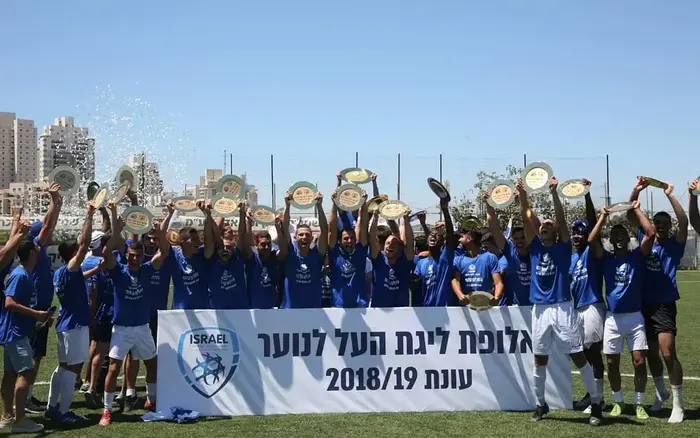 שחקני מחלקת הנוער של מכבי פתח תקוה חוגגים אליפות (אתר רשמי , שחר גרוס, ההתאחדות לכדורגל) שחקני מחלקת הנוער של מכבי פתח תקוה חוגגים אליפות (אתר רשמי , שחר גרוס, ההתאחדות לכדורגל)
