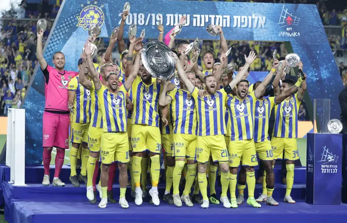שרן ייני, דור מיכה שחקני מכבי תל אביב מניפים את צלחת האליפות 2018/19 (דני מרון) שרן ייני, דור מיכה שחקני מכבי תל אביב מניפים את צלחת האליפות 2018/19 (דני מרון)
