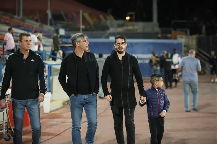 משה חוגג בעלי בית"ר ירושלים עם בנו ועם אלי אוחנה (מגד גוזני) משה חוגג בעלי בית"ר ירושלים עם בנו ועם אלי אוחנה (מגד גוזני)