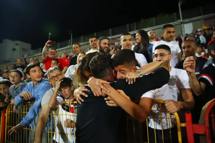 אבי בוחבוט מאמן מ.ס. אשדוד עם בנו (לירון מולדובן ) אבי בוחבוט מאמן מ.ס. אשדוד עם בנו (לירון מולדובן )