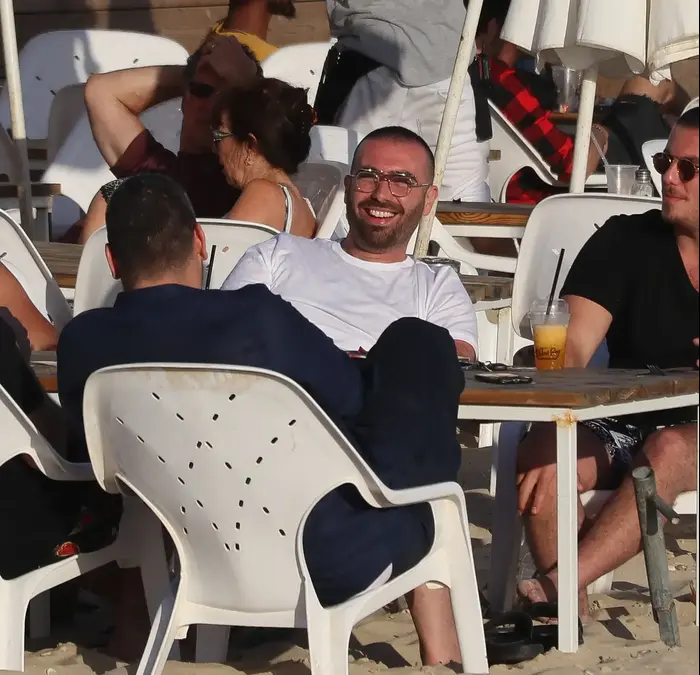 עומר אדם בחוף הים (ניר פקין) עומר אדם בחוף הים (ניר פקין)
