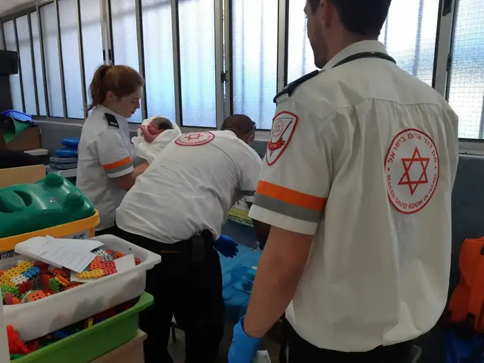 לידה בגן ילדים - אישה בהריון מתקדם נאלצה ללדת בחדר לידה מאולתר (מד"א) לידה בגן ילדים - אישה בהריון מתקדם נאלצה ללדת בחדר לידה מאולתר (מד"א)