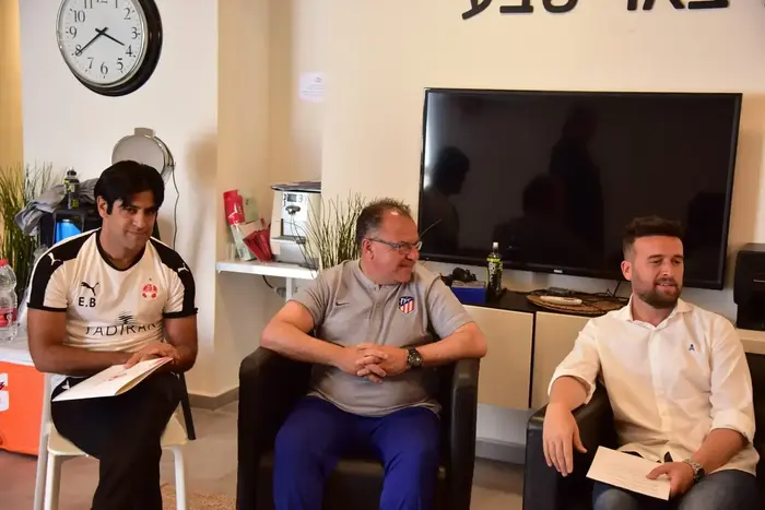 אליניב ברדה מנהל האקדמיה של הפועל באר שבע עם חאבייר וידאלס האחראי על כל קבוצות הנוער והילדים של אתלטיקו מדריד בספרד ובעולם (אתר רשמי , אתר הפועל באר שבע) אליניב ברדה מנהל האקדמיה של הפועל באר שבע עם חאבייר וידאלס האחראי על כל קבוצות הנוער והילדים של אתלטיקו מדריד בספרד ובעולם (אתר רשמי , אתר הפועל באר שבע)