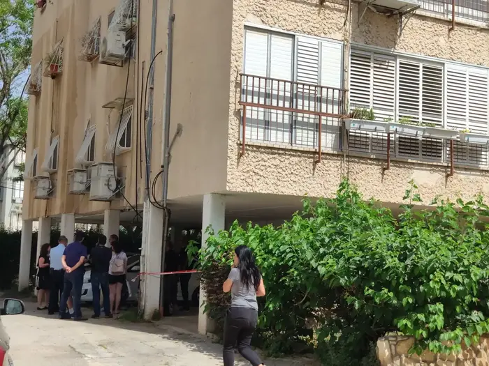 זירת הרצח של אישה בת 81 בחולון, 17 במאי 2019 (אבי כהן) זירת הרצח של אישה בת 81 בחולון, 17 במאי 2019 (אבי כהן)
