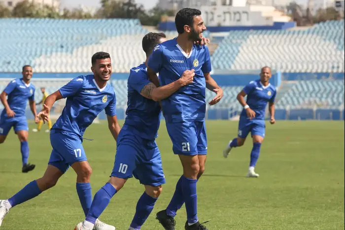 שחקן מכבי הרצליה יוסי שבחון חוגג (לירון מולדובן ) שחקן מכבי הרצליה יוסי שבחון חוגג (לירון מולדובן )