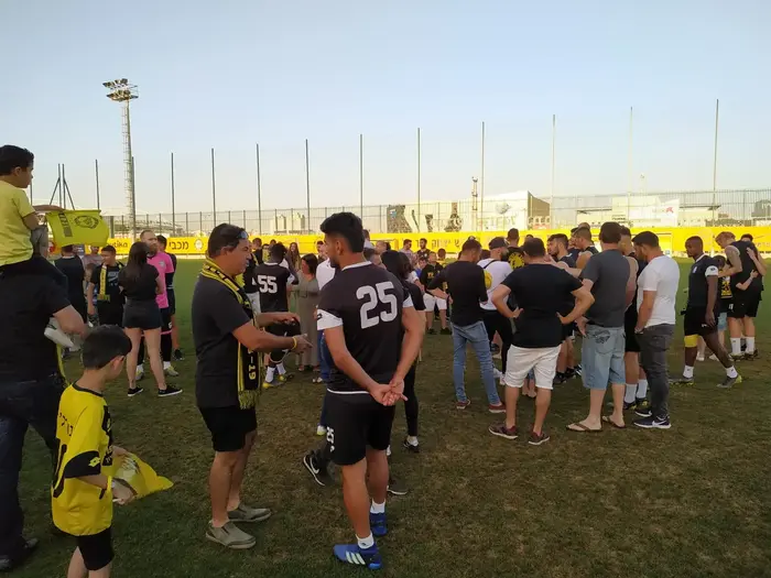 אוהדי מכבי נתניה באימון (אתר רשמי) אוהדי מכבי נתניה באימון (אתר רשמי)