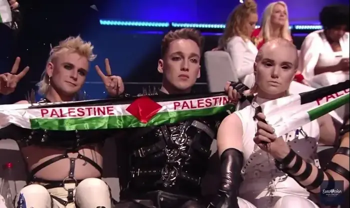 להקת Hatari שייצגה את איסלנד באירוויזיון 2019 בתל אביב מניפה דגל פלסטין (צילום מסך) להקת Hatari שייצגה את איסלנד באירוויזיון 2019 בתל אביב מניפה דגל פלסטין (צילום מסך)
