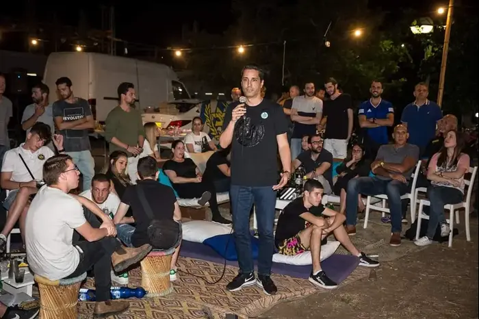 יאניס ספרופולוס מאמן מכבי תל אביב במדורת ל"ג בעומר (אתר רשמי) יאניס ספרופולוס מאמן מכבי תל אביב במדורת ל"ג בעומר (אתר רשמי)