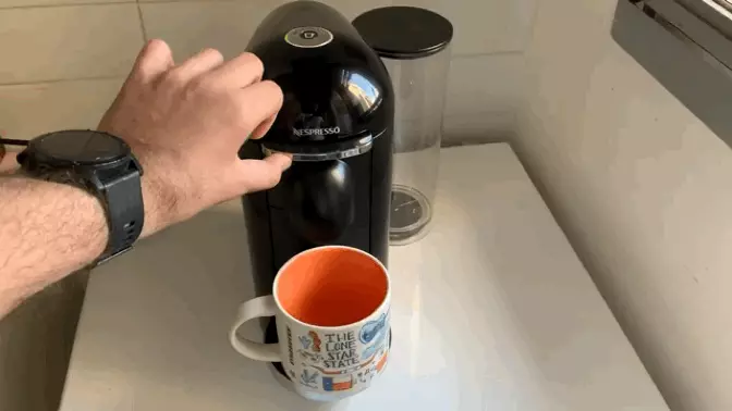 הכנסת קפסולה נספרסו (מערכת וואלה! NEWS , מייקי לוי) הכנסת קפסולה נספרסו (מערכת וואלה! NEWS , מייקי לוי)