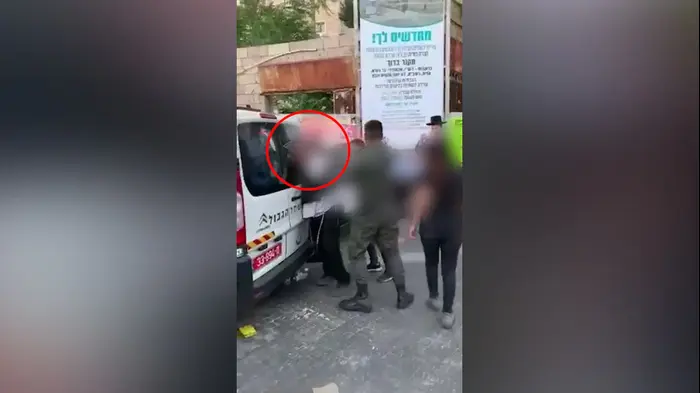 תיעוד שוטרים מכים נער בי-ם (צילום מסך) תיעוד שוטרים מכים נער בי-ם (צילום מסך)