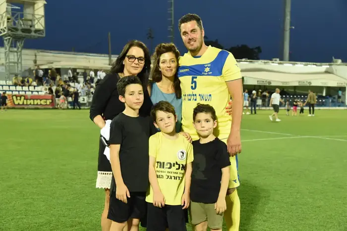 תמיר כהן עם המשפחה ועם דורית כהן, אלמנתו של אבי כהן ז"ל (אתר רשמי , אסף דהן, מטה ההנצחה לאבי כהן) תמיר כהן עם המשפחה ועם דורית כהן, אלמנתו של אבי כהן ז"ל (אתר רשמי , אסף דהן, מטה ההנצחה לאבי כהן)