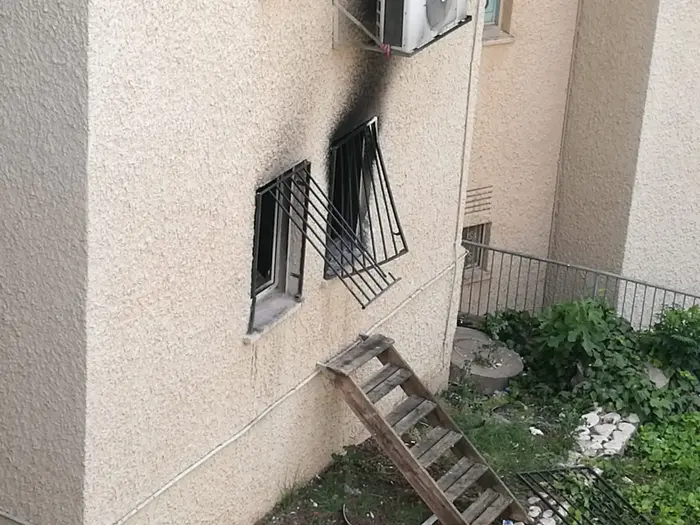 דירת מגורים בבניין בן שמונה קומות בצפת שבה פרצה שריפה ב-25 במאי 2019 (אתר רשמי , אלי אשכנזי) דירת מגורים בבניין בן שמונה קומות בצפת שבה פרצה שריפה ב-25 במאי 2019 (אתר רשמי , אלי אשכנזי)