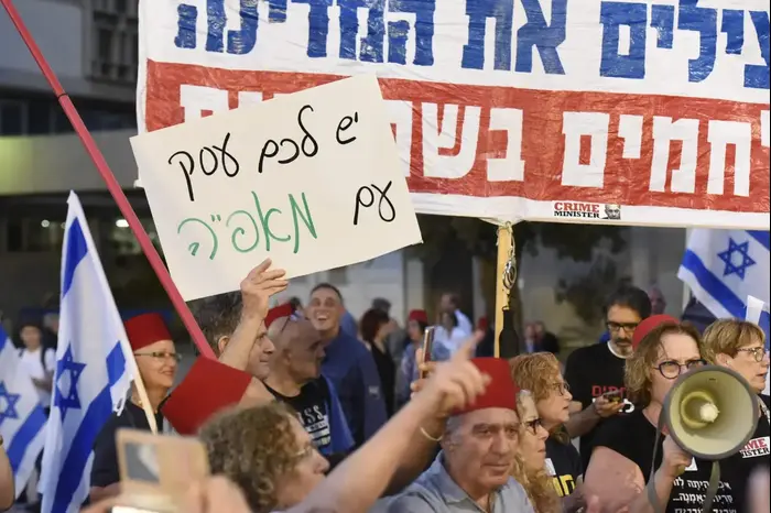 הפגנה אופוזיציה במוזיאון תל אביב, מאי 2019 (אתר רשמי , ראובן קסטרו) הפגנה אופוזיציה במוזיאון תל אביב, מאי 2019 (אתר רשמי , ראובן קסטרו)