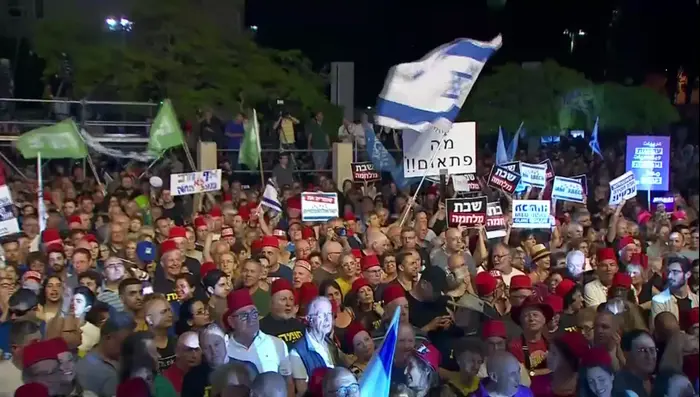 קהל בהפגנה של האופוזיציה בת"א 25 במאי 2019 (צילום מסך) קהל בהפגנה של האופוזיציה בת"א 25 במאי 2019 (צילום מסך)