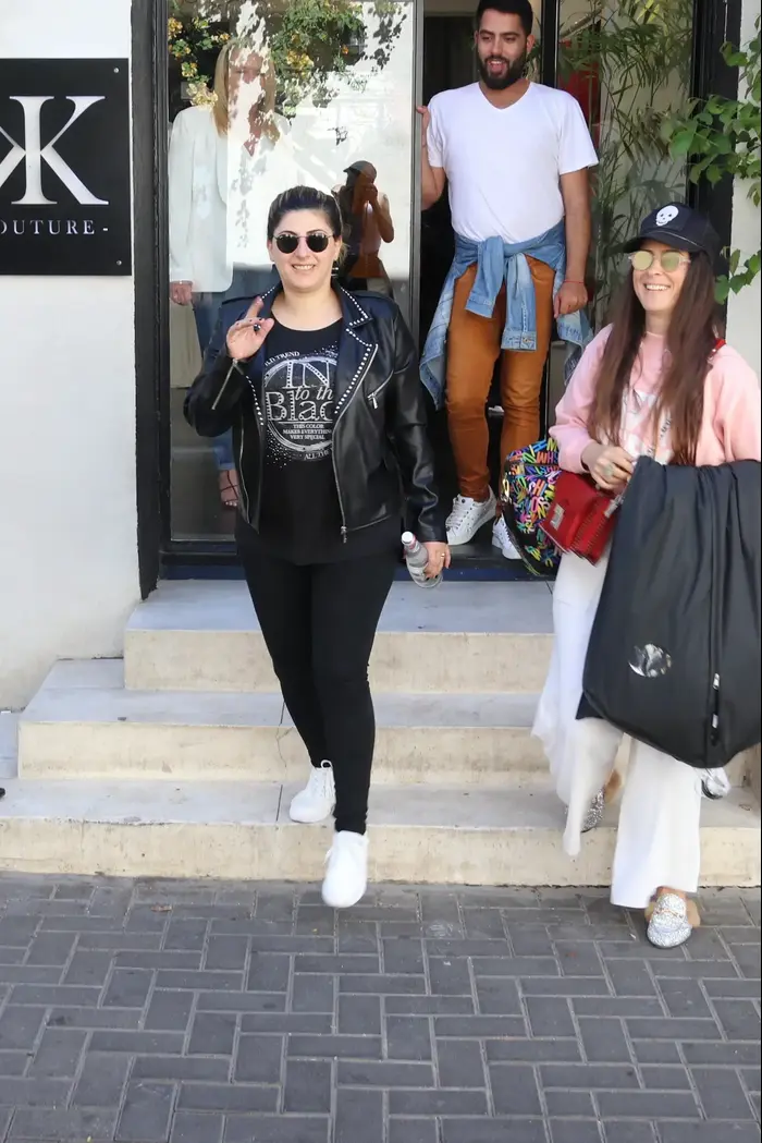 שרית חדד במדידות בגדים (ניר פקין) שרית חדד במדידות בגדים (ניר פקין)