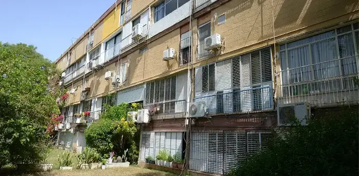 הבניין ברחוב אינשטיין. 44 דופלקסים ושבעה קוטג'ים בקומת הקרקע (גלובס , צילום: איל יצהר) הבניין ברחוב אינשטיין. 44 דופלקסים ושבעה קוטג'ים בקומת הקרקע (גלובס , צילום: איל יצהר)