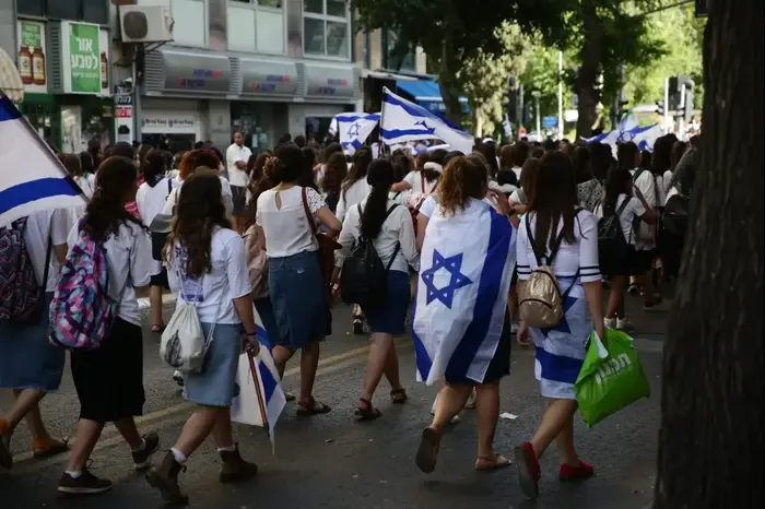 אלפי משתתפים כעת בריקוד הדגלים המסורתי לרגל יום ירושלים, ממרכז ירושלים לרחבת הכותל המערבי. (TPS , צילום: אסתי דזיובוב) אלפי משתתפים כעת בריקוד הדגלים המסורתי לרגל יום ירושלים, ממרכז ירושלים לרחבת הכותל המערבי. (TPS , צילום: אסתי דזיובוב)