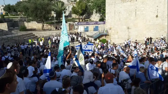 אלפי משתתפים בריקוד הדגלים המסורתי לרגל יום ירושלים, בשער שכם (רוני כנפו) אלפי משתתפים בריקוד הדגלים המסורתי לרגל יום ירושלים, בשער שכם (רוני כנפו)