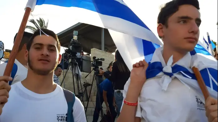 אלפי משתתפים בריקוד הדגלים המסורתי לרגל יום ירושלים, בשער שכם (רוני כנפו) אלפי משתתפים בריקוד הדגלים המסורתי לרגל יום ירושלים, בשער שכם (רוני כנפו)