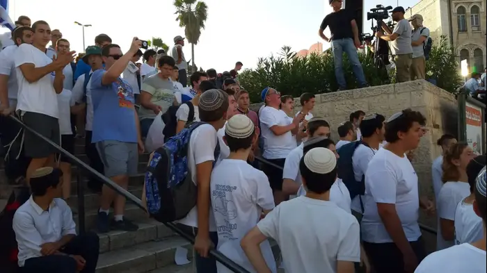 אלפי משתתפים בריקוד הדגלים המסורתי לרגל יום ירושלים, בשער שכם (רוני כנפו) אלפי משתתפים בריקוד הדגלים המסורתי לרגל יום ירושלים, בשער שכם (רוני כנפו)