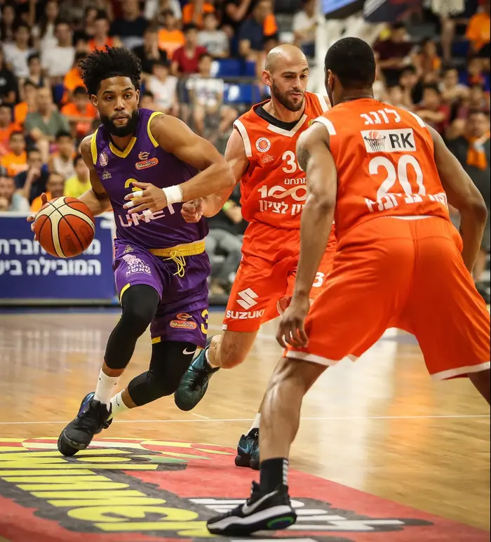 סקוטי ריינולדס הפועל חולון (יוסי ציפקיס) סקוטי ריינולדס הפועל חולון (יוסי ציפקיס)