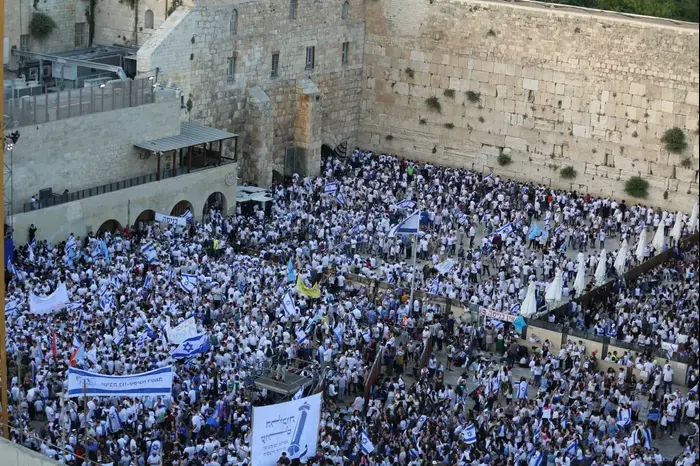 רבבות בעצרת בכותל המערבי בסיום מצעד הדגלים ביום ירושלים, 2 ביוני 2019 (TPS , צילום: שירה הרשקופ) רבבות בעצרת בכותל המערבי בסיום מצעד הדגלים ביום ירושלים, 2 ביוני 2019 (TPS , צילום: שירה הרשקופ)