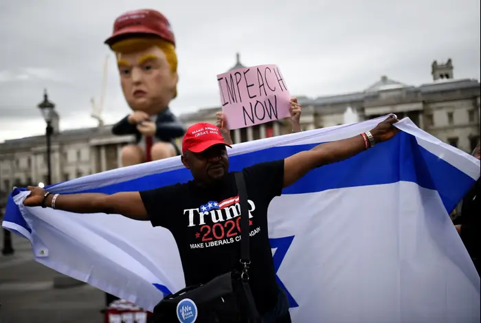 מפגין עם דגל ישראל במהלך הפגנה נגד נשיא ארה"ב דונלד טראמפהמבקר בבריטניה , 4 ביוני 2019 (רויטרס) מפגין עם דגל ישראל במהלך הפגנה נגד נשיא ארה"ב דונלד טראמפהמבקר בבריטניה , 4 ביוני 2019 (רויטרס)